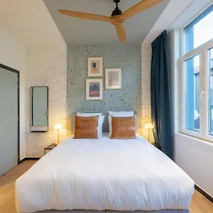 https://the-light-blue-parrot.brusselshotelsbook.com